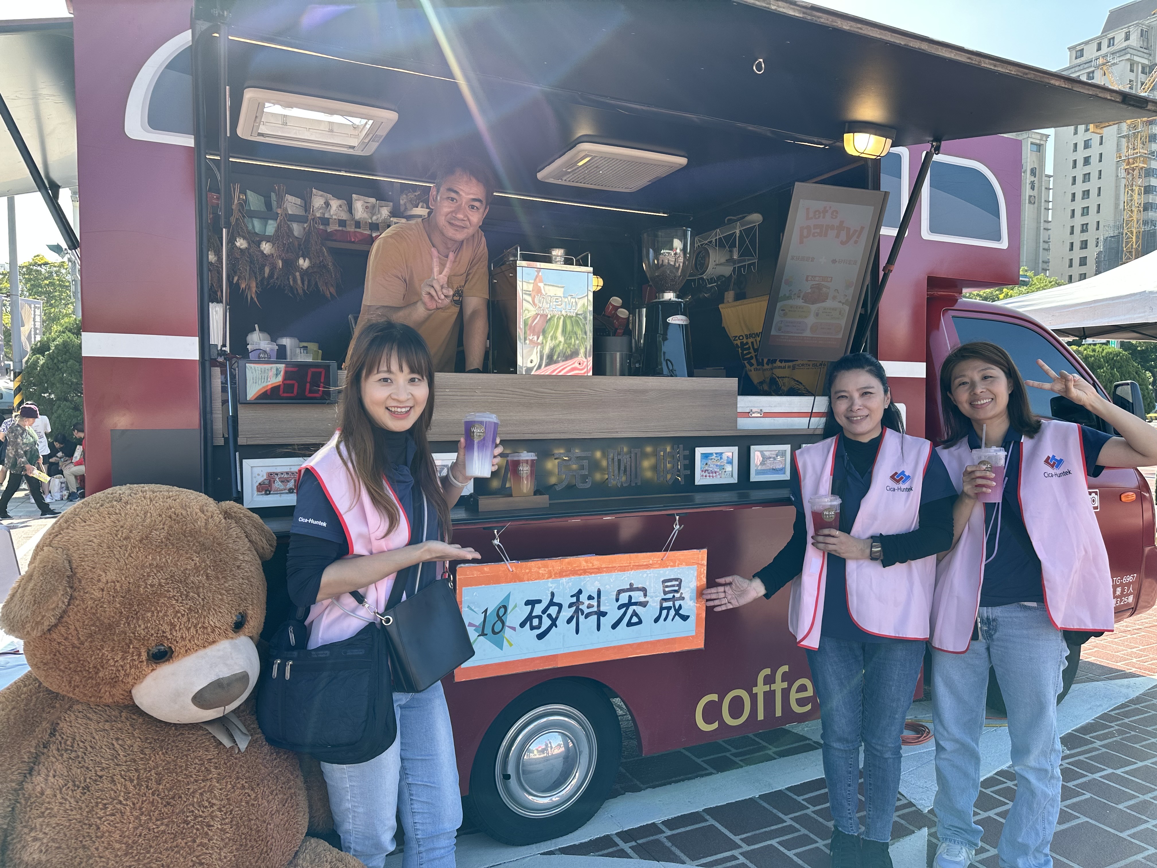 志工在攤位前為民眾服務