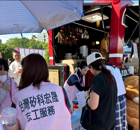 矽科宏晟志工在咖啡車前提供服務