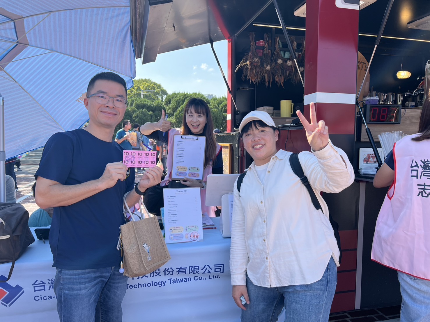 志工在攤位前與民眾合影